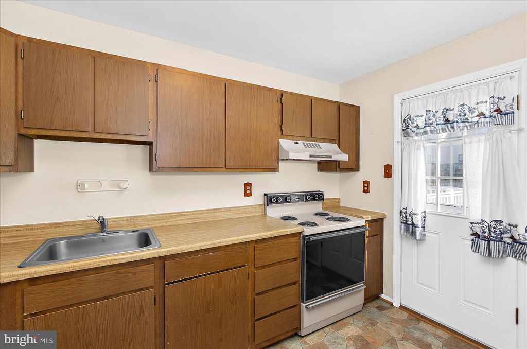 Image 10 of property listing at 1066 SAYBROOK HARBOUR, Pasadena, MD 21122