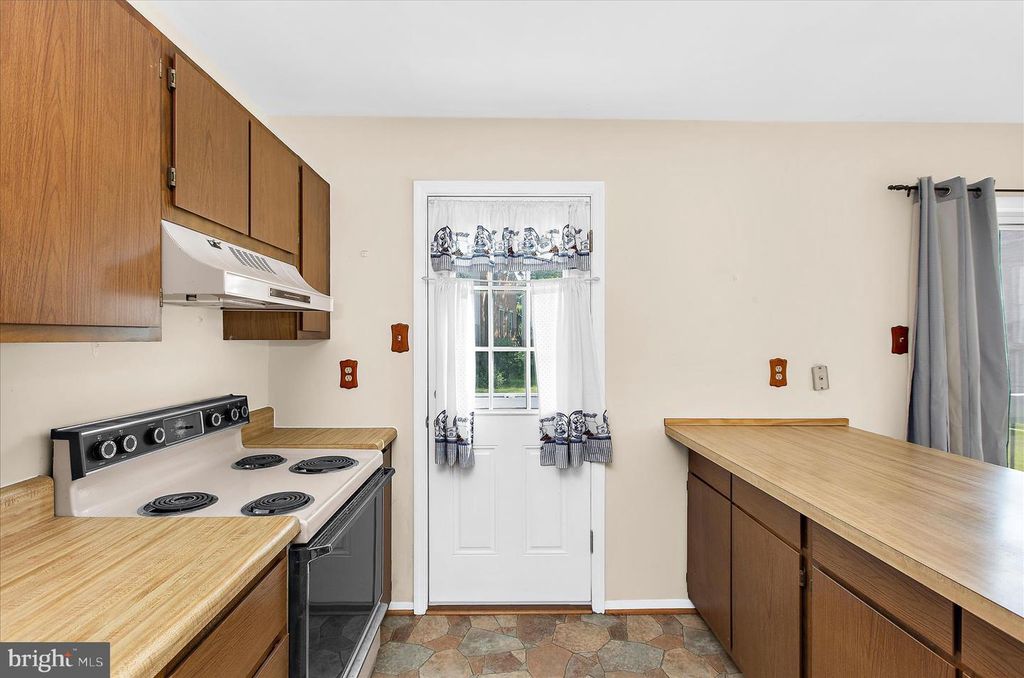 Image 11 of property listing at 1066 SAYBROOK HARBOUR, Pasadena, MD 21122