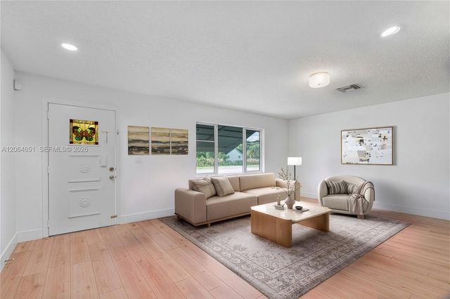 8830 NW 17th St, Plantation, FL 33322