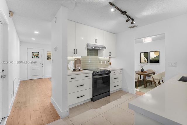 8830 NW 17th St, Plantation, FL 33322