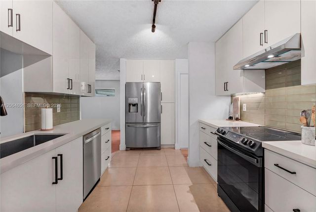 8830 NW 17th St, Plantation, FL 33322