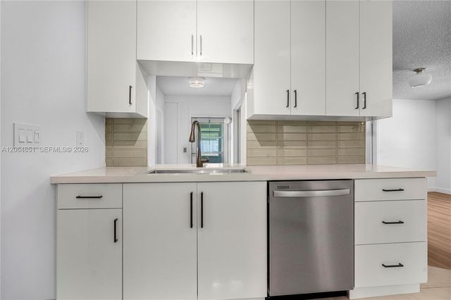 8830 NW 17th St, Plantation, FL 33322