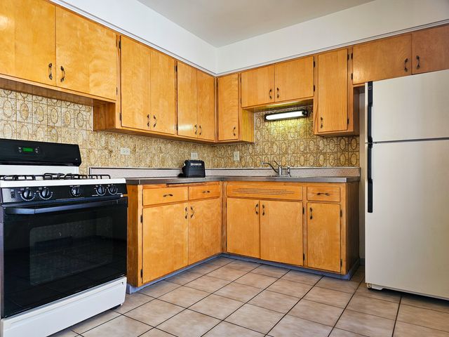 5950 W Schubert Avenue 2W, Chicago, IL 60639