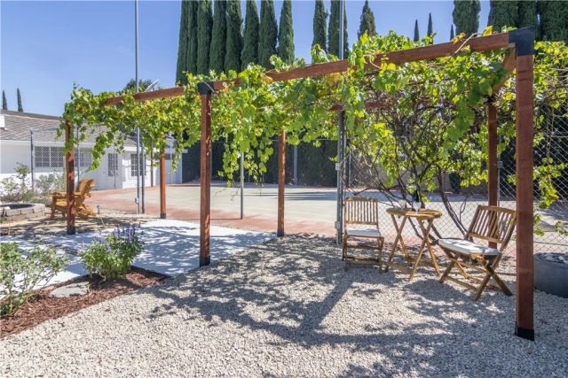 9735 Melvin Avenue, Los Angeles, CA 91324