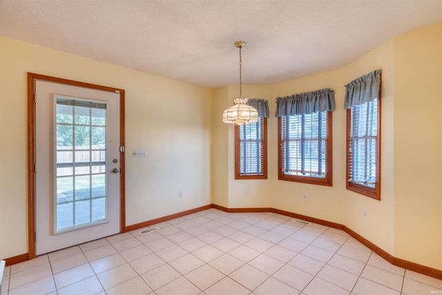 6655 Oakview Court, Newburgh, IN 47630