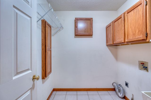 6655 Oakview Court, Newburgh, IN 47630