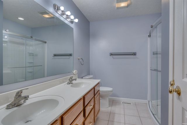 6655 Oakview Court, Newburgh, IN 47630