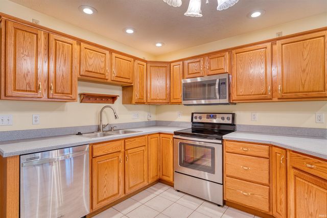 6655 Oakview Court, Newburgh, IN 47630