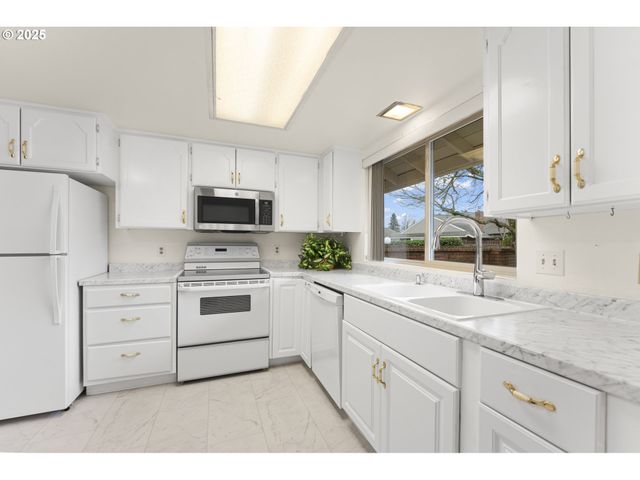 12991 Sw KING RICHARD Dr, King City, OR 97224