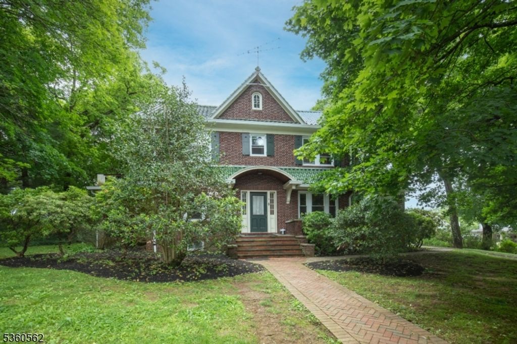 9 Dewey Ave, Peapack Gladstone Boro, NJ 07934