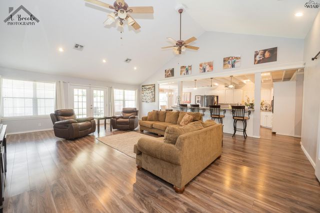 800 SHORELINE DRIVE, Wichita Falls, TX 76308