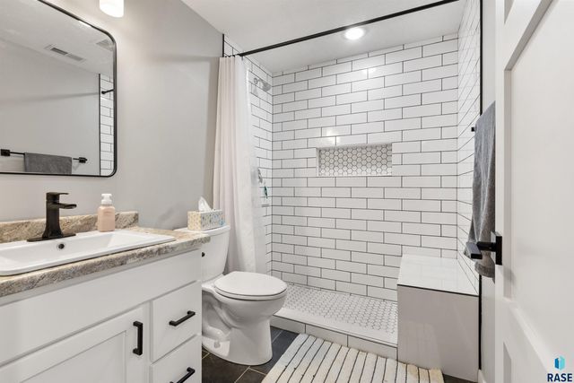 4024 S Appollonia Ct Court, Sioux Falls, SD 57110