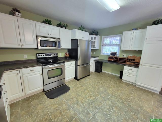 927 S Hutchins Avenue, York, NE 68467