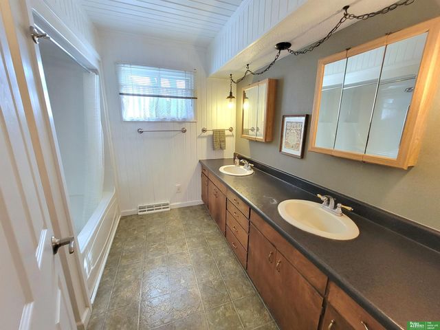 927 S Hutchins Avenue, York, NE 68467