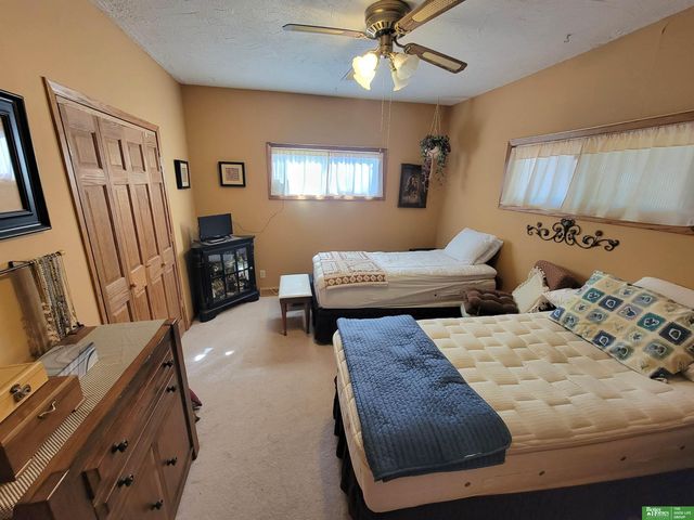 927 S Hutchins Avenue, York, NE 68467