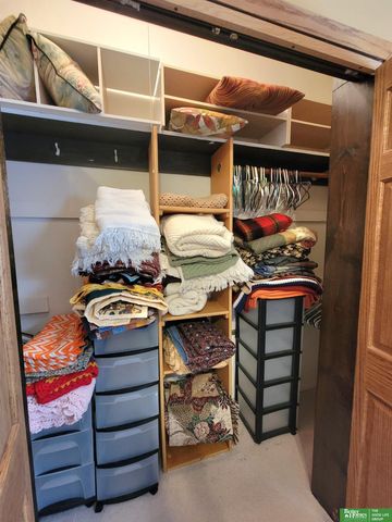 927 S Hutchins Avenue, York, NE 68467