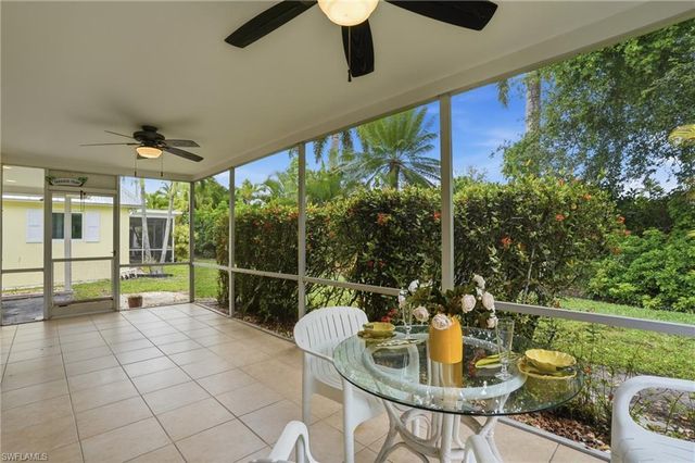 22 Kings RD A19, Naples, FL 34112