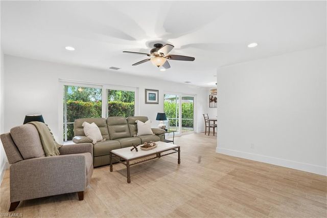 22 Kings RD A19, Naples, FL 34112