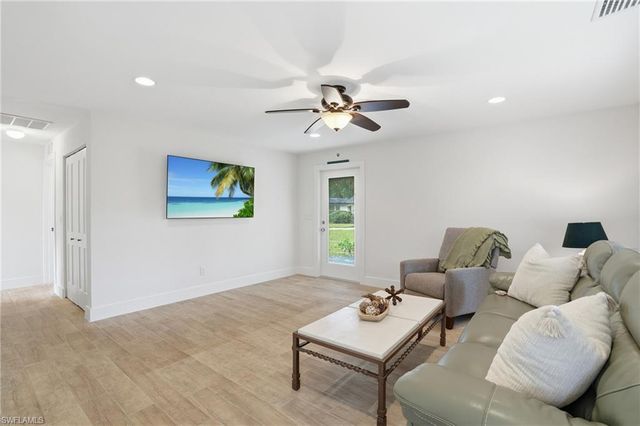 22 Kings RD A19, Naples, FL 34112