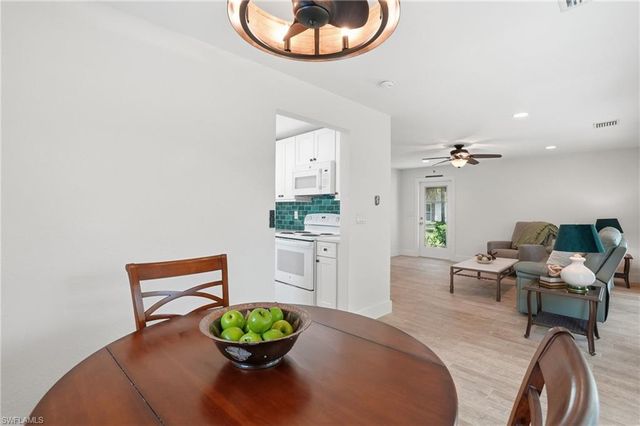 22 Kings RD A19, Naples, FL 34112