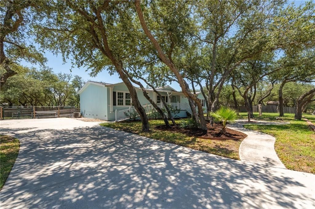 1011 N Racine St, Rockport, TX 78382 — exterior