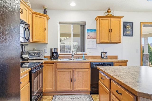 5505 Marbella, Pasco, WA 99301