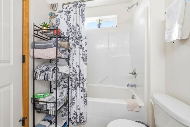 5505 Marbella, Pasco, WA 99301