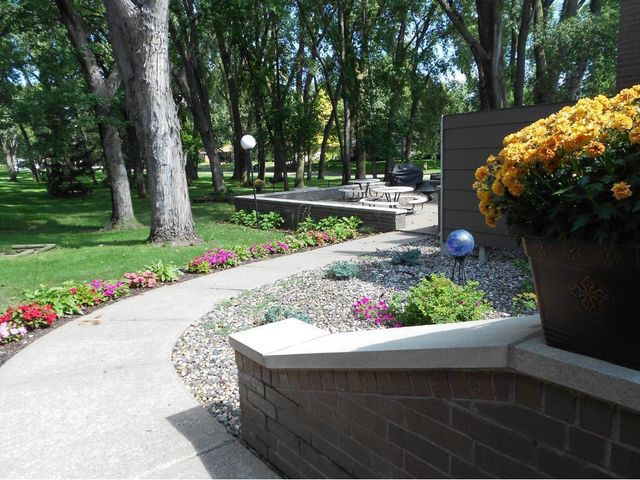 2800 Hamline Avenue N 229, Roseville, MN 55113