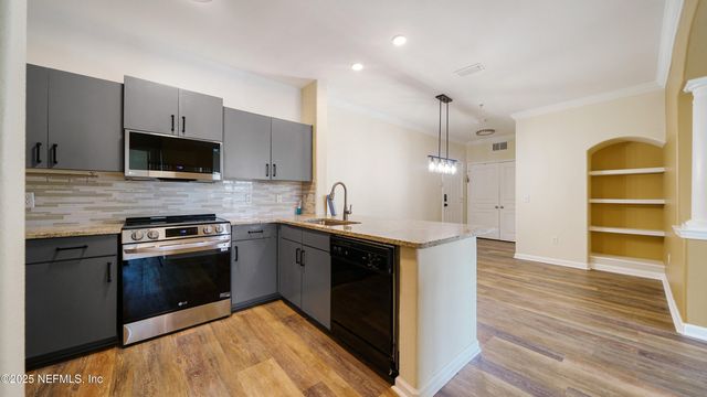 8290 W GATE Parkway, 709, Jacksonville, FL 32216