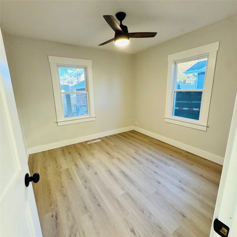 1220 1st Avenue E, Newton, IA 50208