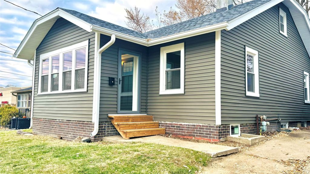 1220 1st Avenue E, Newton, IA 50208