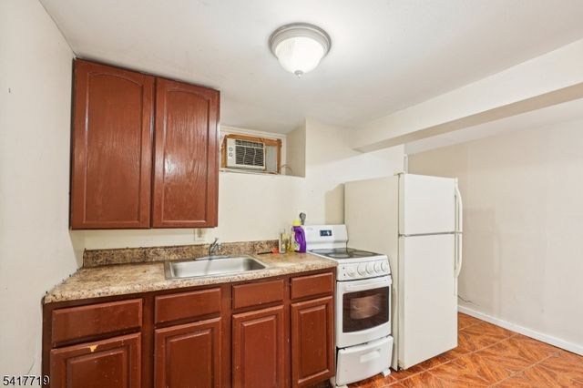 106 E Main St, Paterson City, NJ 07522