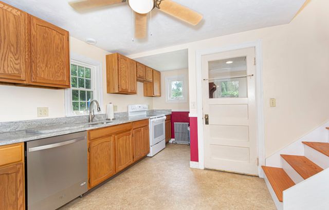 12 Fairground Rd, Sturbridge, MA 01566