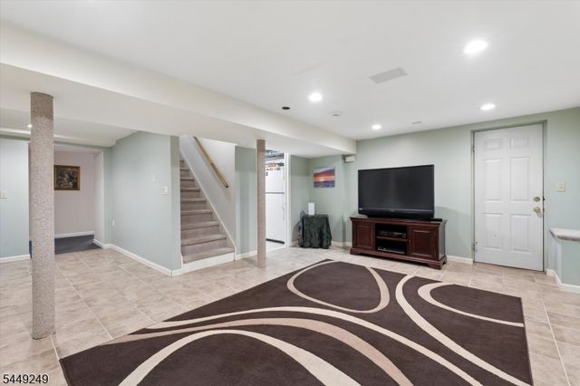 56 Chesapeake Ave, Parsippany-troy Hills Twp., NJ 07034