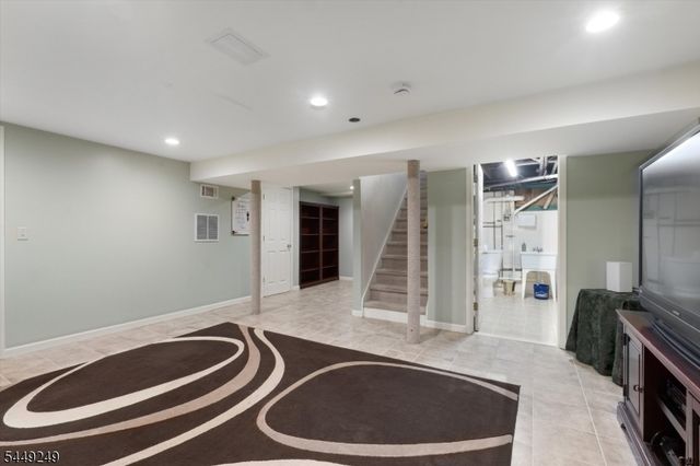 56 Chesapeake Ave, Parsippany-troy Hills Twp., NJ 07034