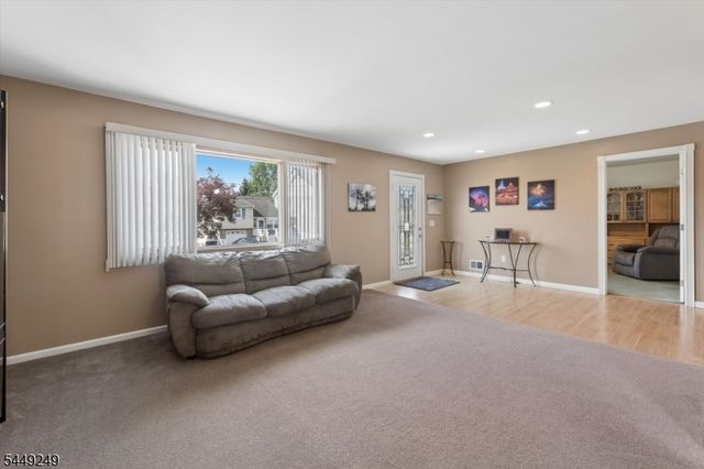 56 Chesapeake Ave, Parsippany-troy Hills Twp., NJ 07034
