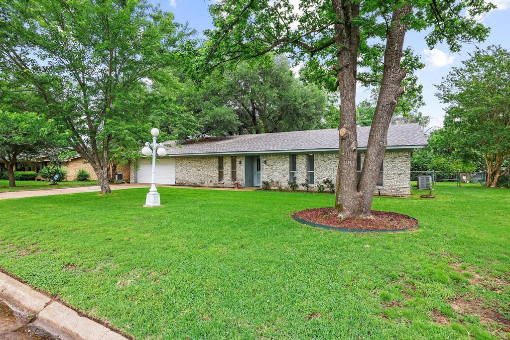 212 Lou Street, Sulphur Springs, TX 75482