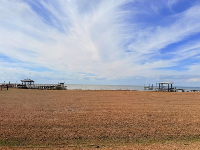 204 Teal Lane, Anahuac, TX 77514