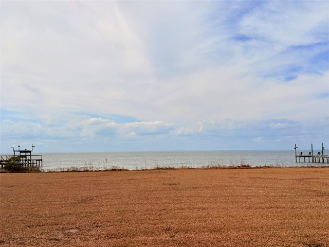 204 Teal Lane, Anahuac, TX 77514