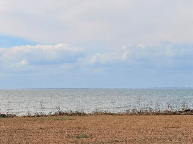 204 Teal Lane, Anahuac, TX 77514