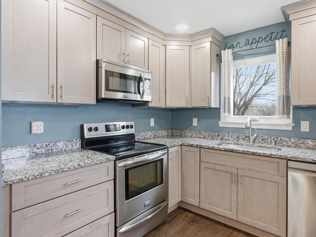 1112 Lombardi Way, Waukesha, WI 53186