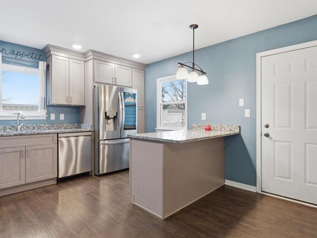 1112 Lombardi Way, Waukesha, WI 53186