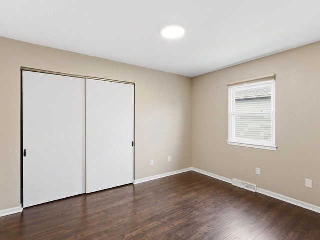 1112 Lombardi Way, Waukesha, WI 53186