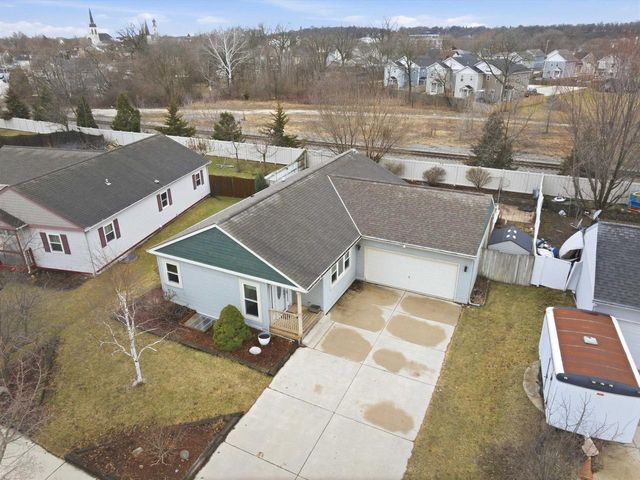 1112 Lombardi Way, Waukesha, WI 53186