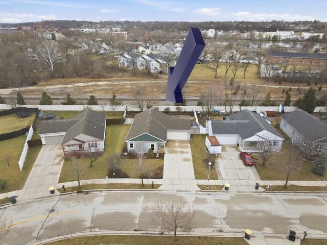 1112 Lombardi Way, Waukesha, WI 53186