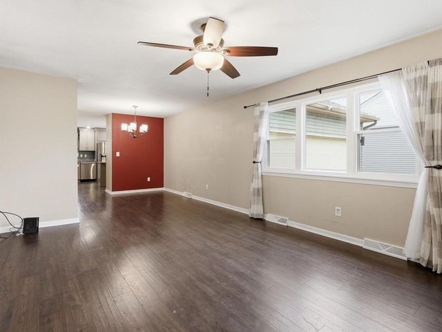 1112 Lombardi Way, Waukesha, WI 53186