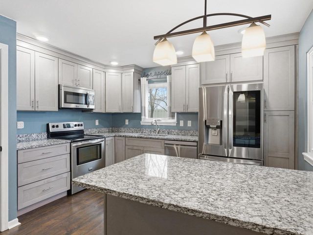 1112 Lombardi Way, Waukesha, WI 53186