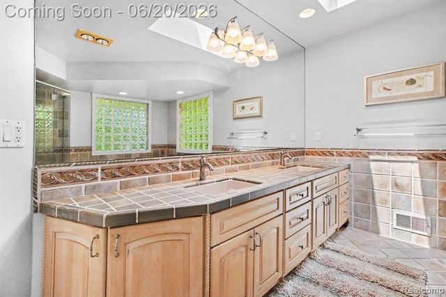 27682 Wellington Street, Farmington Hills, MI 48334