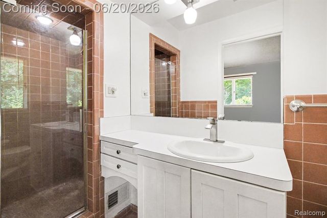 27682 Wellington Street, Farmington Hills, MI 48334