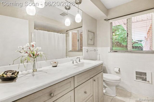 27682 Wellington Street, Farmington Hills, MI 48334